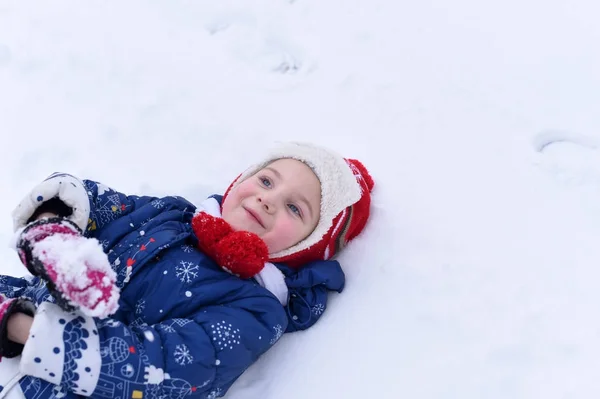 Ein Lächelndes Kleines Mädchen Genießt Winter Und Schnee — Stockfoto
