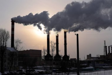 Bir şehirde endüstriyel baca sigara envirinmental kirliliği - kavramı temsil eden bir fotoğraf