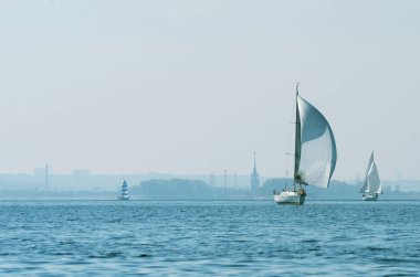 Yelkenli teknelerde nehrinde, süt su yansıma