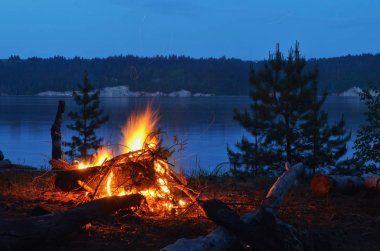 Gece şenlik ateşi Nehri üzerinde