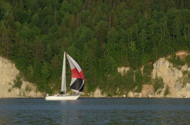 Bir yelkenli tekne ile manzara.