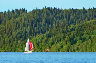Yelkenli teknelerde nehrinde, süt su yansıma