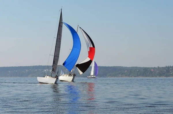 Segelboote auf dem Fluss, die Spiegelung des Wassers im Dista — Stockfoto