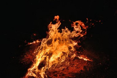 Gece şenlik ateşi Nehri üzerinde