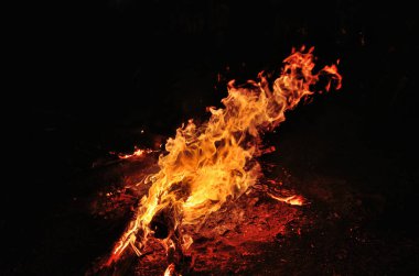 Gece şenlik ateşi Nehri üzerinde