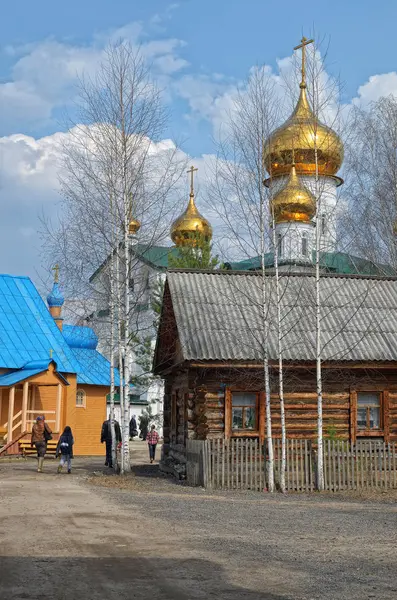 Vista do mosteiro ortodoxo com cúpulas douradas de igrejas . — Fotografia de Stock