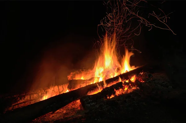 Wieczorem ognisko nad brzegiem rzeki — Zdjęcie stockowe