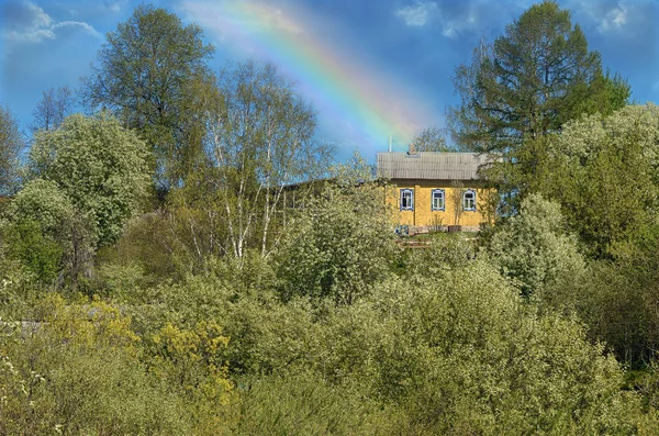 Paisaje de primavera rural con arco iris después de una tormenta . — Foto de Stock