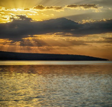 Bulutların arasından parlayan güneş ışınlarının.