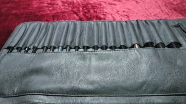 Makyaj fırça, fırçalar farklı boyutlarda kozmetik için ayarlayın. bir makyaj sanatçısı araçlarına genel bakış. paletleri makyaj fırçaları açılıyor. Başlangıç.