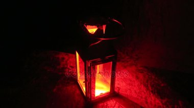 Kış tatil kavramı. Noel gelenekleri. Karla kaplı evin Teras. Yanan bir mum ile Büyülü fener.