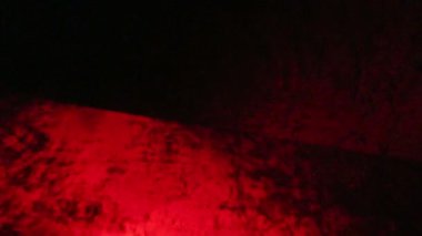 Kış tatil kavramı. Noel gelenekleri. Karla kaplı evin Teras. Yanan bir mum ile Büyülü fener.