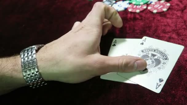 Gioco del poker. la combinazione di un paio di assi. la possibilita 'di vincere. Quell'uomo fa una scommessa. Stenditi intorno alle patatine. il gioco è su un tavolo di velluto di stoffa rossa . — Video Stock