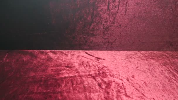 Vapore acqueo bianco sullo sfondo di velluto rosso straccio. Primo piano. — Video Stock