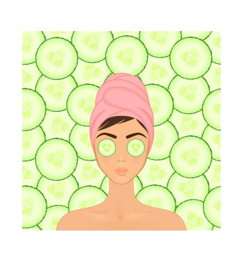 Kız umurunda ve korur onun yüzü ile çeşitli eylemler, yüz, tedavi, güzellik, sağlıklı, hijyen, yaşam tarzı, seti, bir havlu ile salatalık