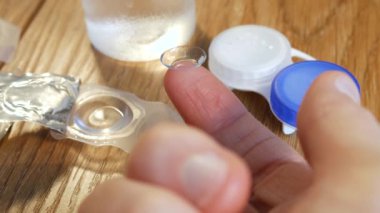 Parmak Kontakt lens göz içine yönlendirilir