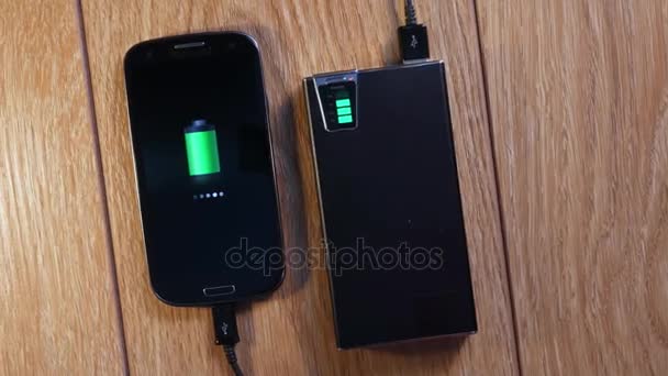 Smartphone till uttag av externt batteri — Stockvideo