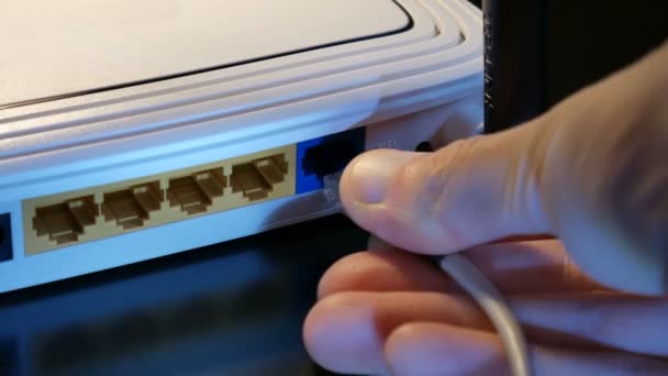 Collegare il cavo RJ45 al router WiFi — Video Stock