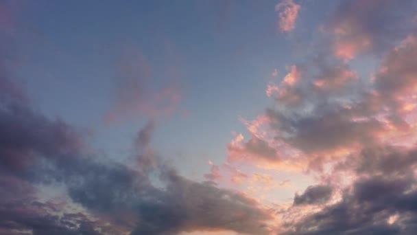 El amanecer rosa en el cielo . — Vídeos de Stock