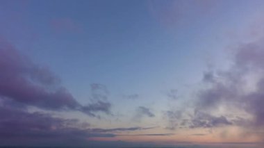 Bulutlar dağıldı ve gökyüzü açıldı