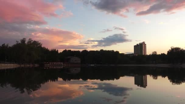 Час заката на озере — стоковое видео