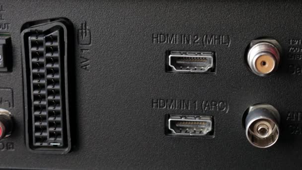 Ligue o cabo HDMI à TV — Vídeo de Stock