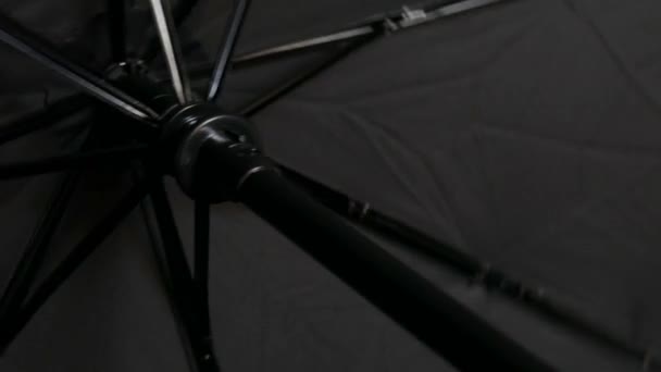 Obraca się czarny parasol — Wideo stockowe