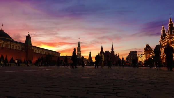 Sonnenuntergang und Menschen auf dem Roten Platz — Stockvideo