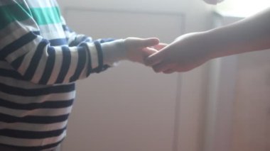 Coronavirus salgını sırasında bir dükkan veya caddeden sonra çocuğun ellerini dezenfektanla tedavi etmek