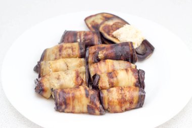 Peynirli sarımsak ve mayonezli rulo için adım adım patlıcan tarifi