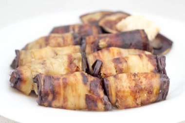 Sarımsaklı yoğurt soslu ızgara patlıcan, ceviz ve nar.