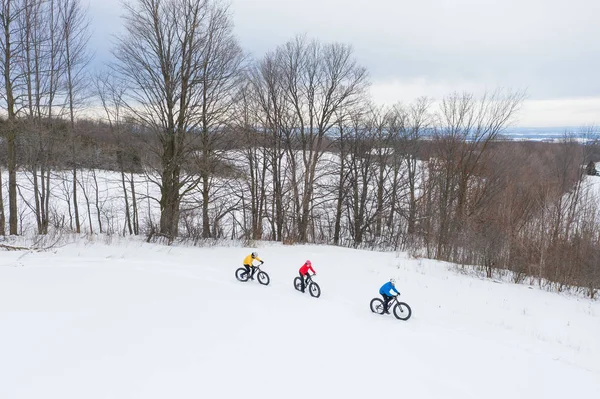 Luchtfoto van een groep vrienden op hun vette fiets in de sneeuw in Ontario, Canada — Stockfoto