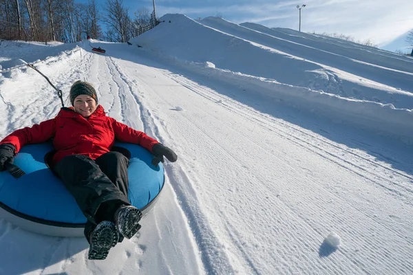 Mooie Vrouw Snowtubing Winter Canada — Stockfoto