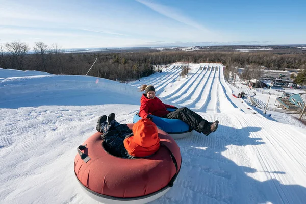 Mooie Vrouw Sneeuw Tubing Met Haar Zoon Winter Canada — Stockfoto