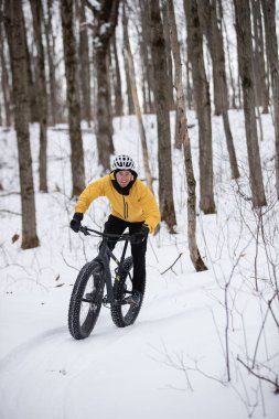 Kanada, Ontario 'da yağışlı bisikletini süren adam.