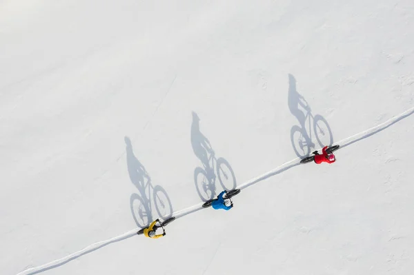 Drone Aéreo Foto Grupo Amigos Montando Sua Bicicleta Gorda Neve — Fotografia de Stock