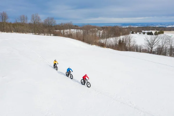 Luchtfoto van een groep vrienden op hun vette fiets in de sneeuw in Ontario, Canada — Stockfoto