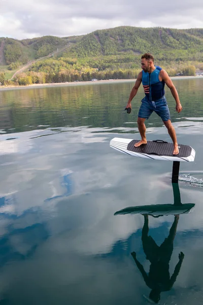 Hombre Montando Hidroplano Eléctrico Sobre Lago Con Chaleco Salvavidas —  Fotos de Stock