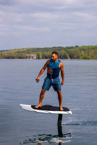 Man Riding Electric Hydrofoil Foil Board Lake Life Jacket — Stock Photo, Image