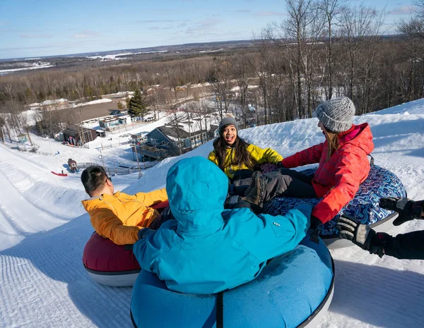Groep Multiraciale Millenials Snowtubing Winter Canada Met Een Actieve Levensstijl — Stockfoto