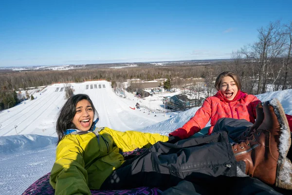 Vriendinnen Snowtubing Winter Canada — Stockfoto