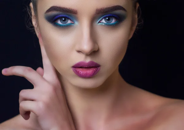 Retrato de niña con primavera maquillaje brillante —  Fotos de Stock