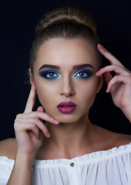 Retrato de niña con primavera maquillaje brillante —  Fotos de Stock