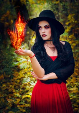 Cadı suretinde güzel kız