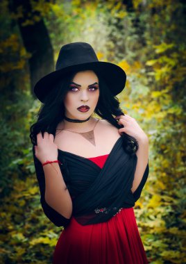 Cadı suretinde güzel kız