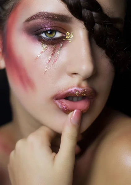 Mooi meisje met mode make-up — Stockfoto