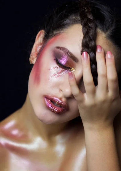 Hermosa chica con maquillaje de moda — Foto de Stock