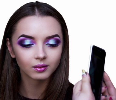 Beyaz bir arka plan üzerinde makyaj fotoğraf çekimi