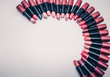 Farklı renkteki Rujlar