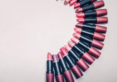 Farklı renkteki Rujlar